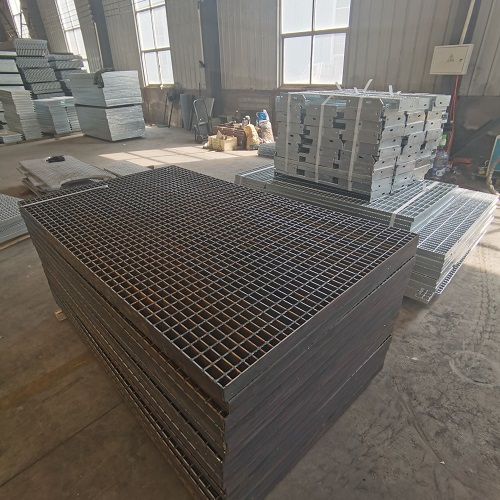 光伏電站鋼格板支架方案：耐候性+易維護(hù)！