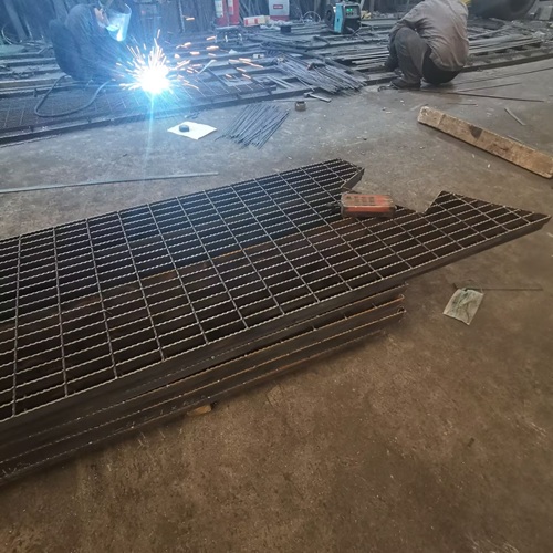 工業(yè)平臺鋼格柵的力學(xué)藝術(shù)：構(gòu)建高承重抗沖擊的可靠解決方案